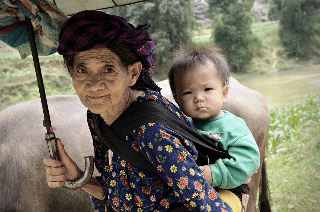 Grand-mère Hmong avec son petit fils au nord du Vietnam