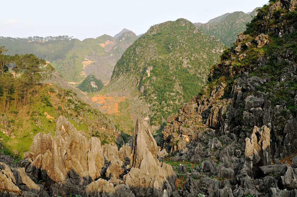 Rochers acérés et montagnes près de Dong Van, Vietnam