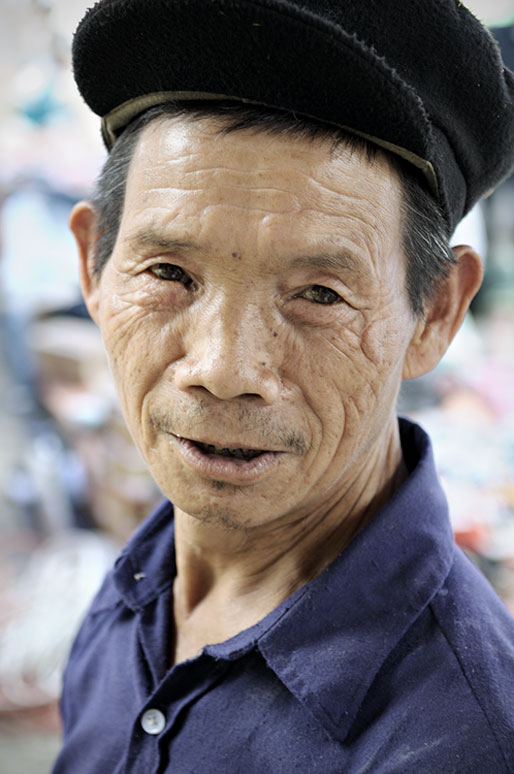 Portrait d'un homme au marché de Quyet Tien, Vietnam