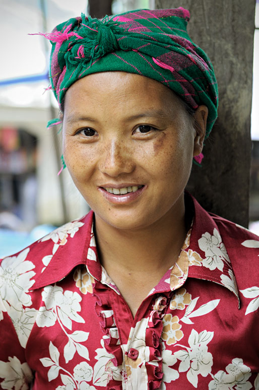 Femme souriante au marché de Quyet Tien, Vietnam