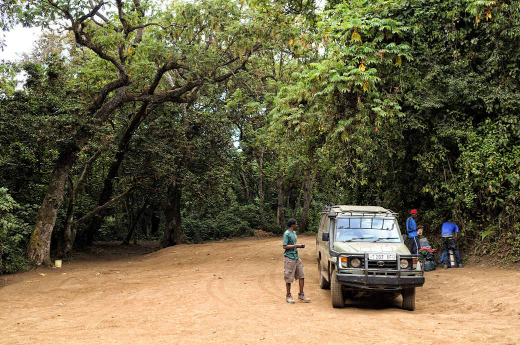 Voiture 4x4 à la porte Lemosho sur le Kilimandjaro, Tanzanie