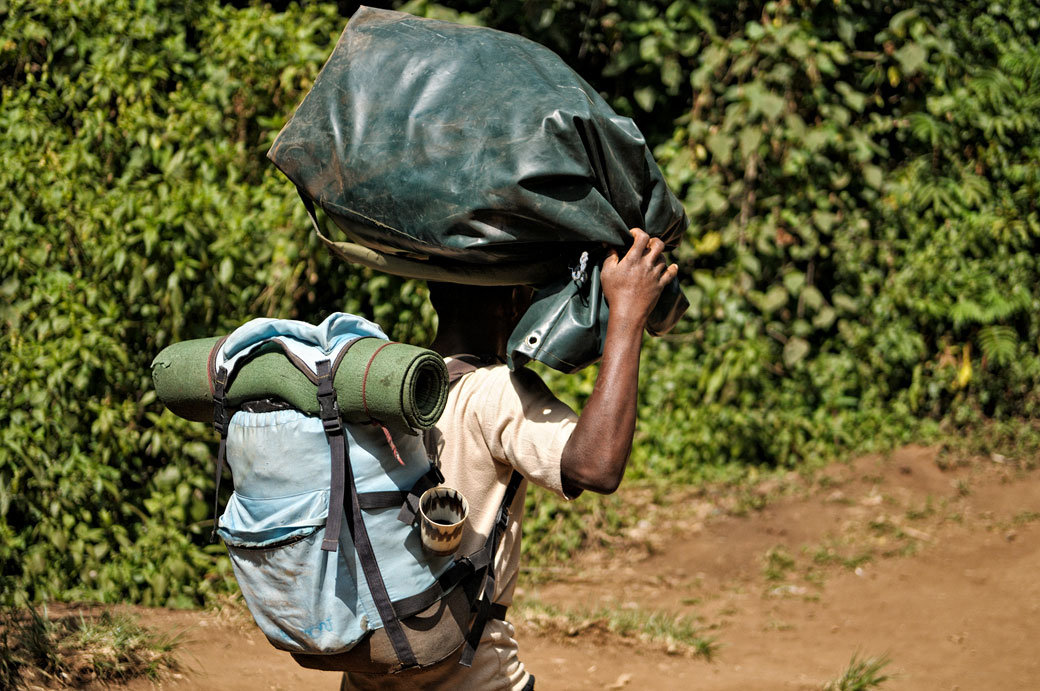 Porteur avec un sac sur la tête au Kilimandjaro