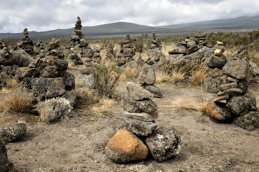 Cairns sur le plateau de Shira au Kilimandjaro, Tanzanie