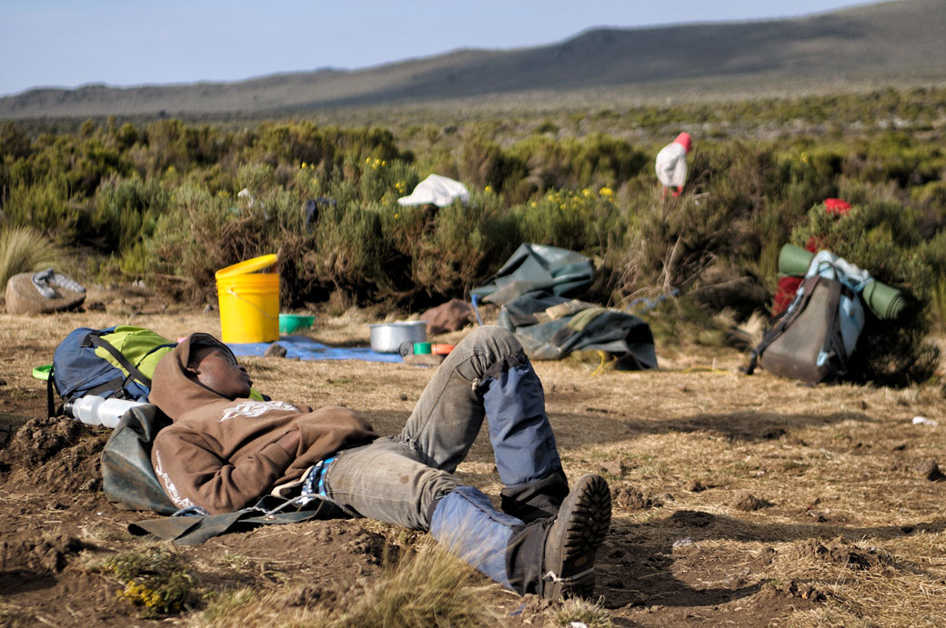 Porteur qui se repose au camp Shira 1 sur le Kilimandjaro