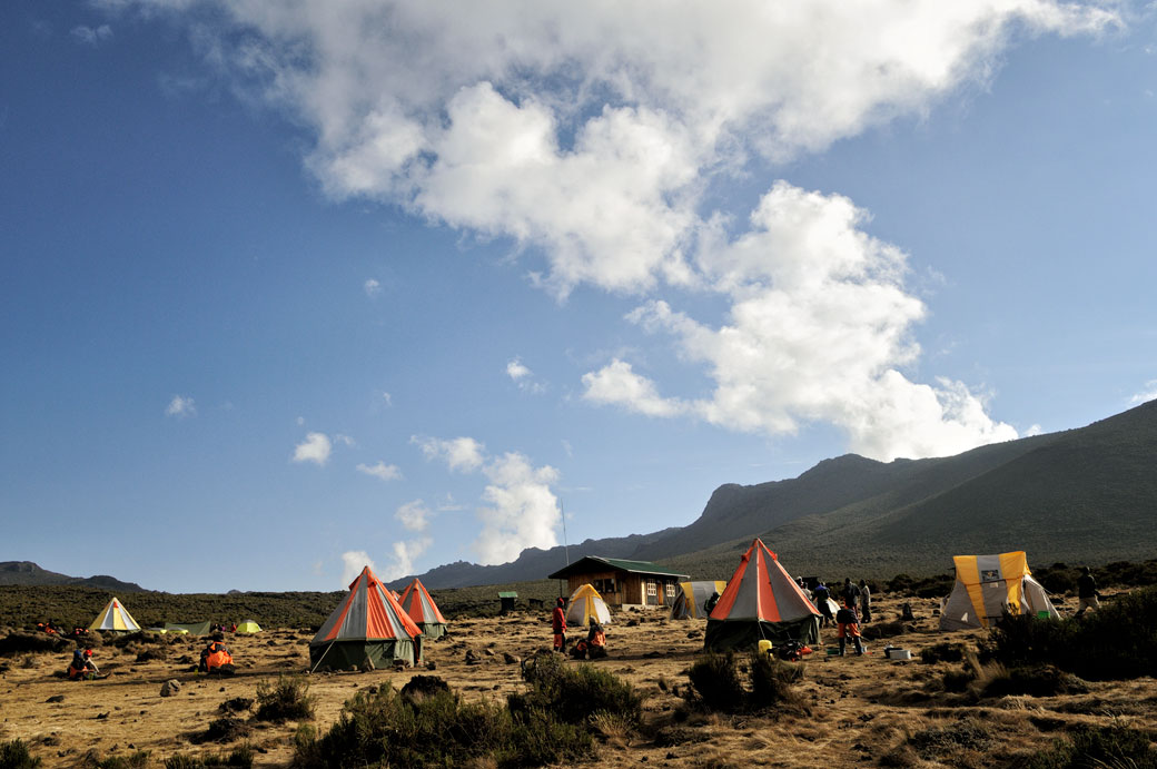 Nuages et ciel bleu au camp Shira 1 sur le Kilimandjaro, Tanzanie