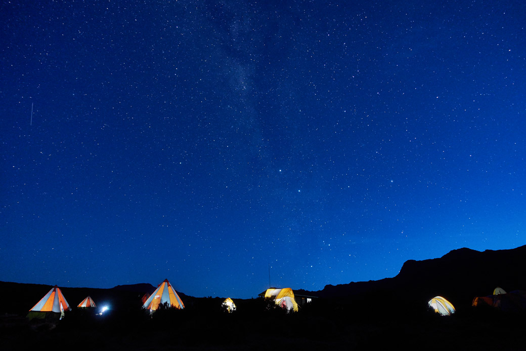 Nuit étoilée et tentes au camp Shira 1 sur le Kilimandjaro