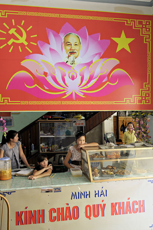 Jeunes femmes dans un restaurant de Yên Minh, Vietnam