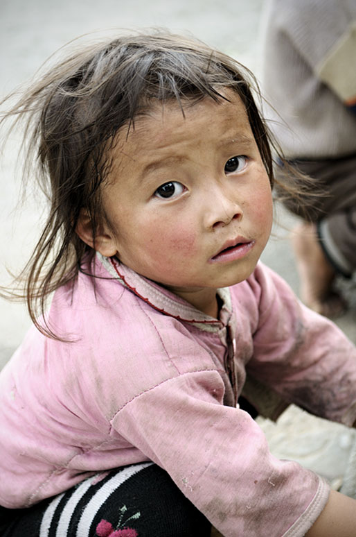 Petite fille dans un village Hmong, Vietnam