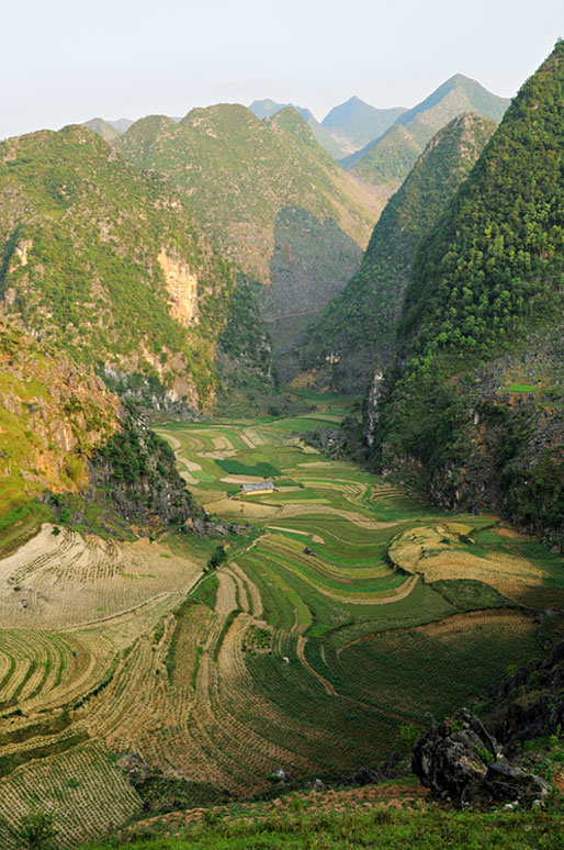 Montagnes et culture près de Dong Van, Vietnam