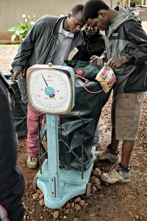 Pesée des sacs pour les porteurs du Kilimandjaro, Tanzanie