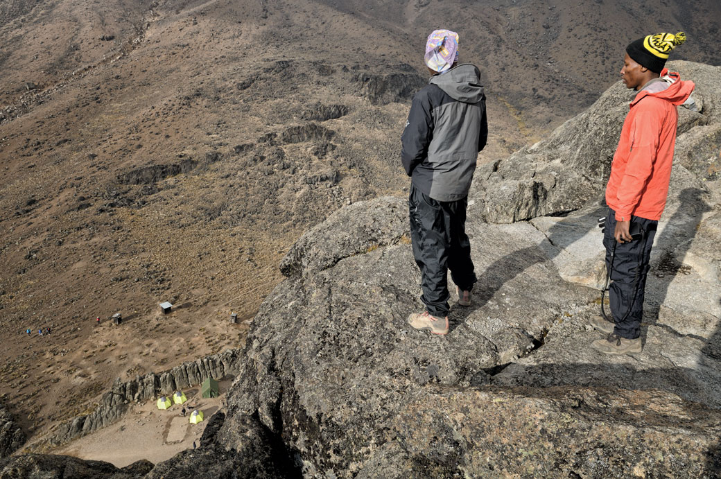 Dismas Agger et Godfrey en haut de Lava Tower, Tanzanie