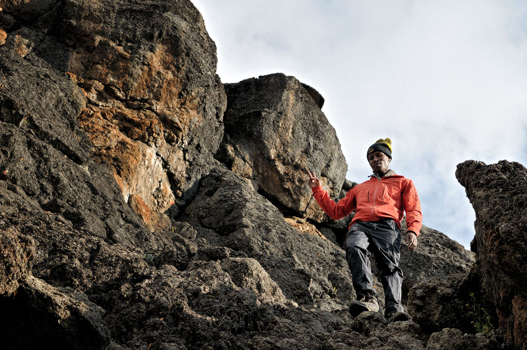 Godfrey redescend de Lava Tower sur le Kilimandjaro, Tanzanie