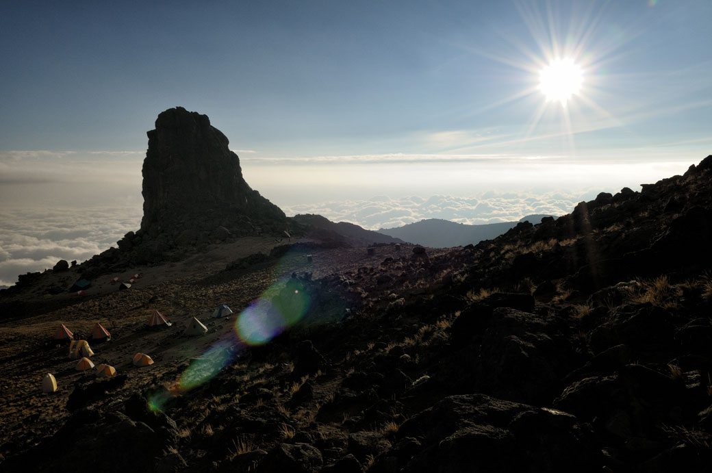 Soleil au campement de Lava Tower sur le Kilimandjaro, Tanzanie