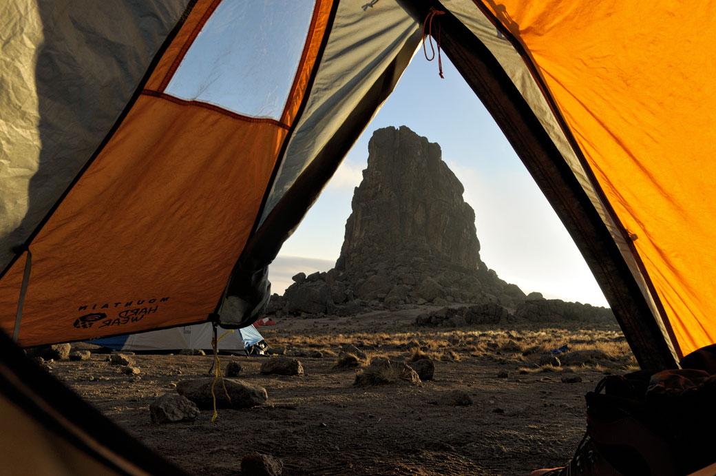 Tente avec vue sur Lava Tower en fin d'après-midi, Tanzanie