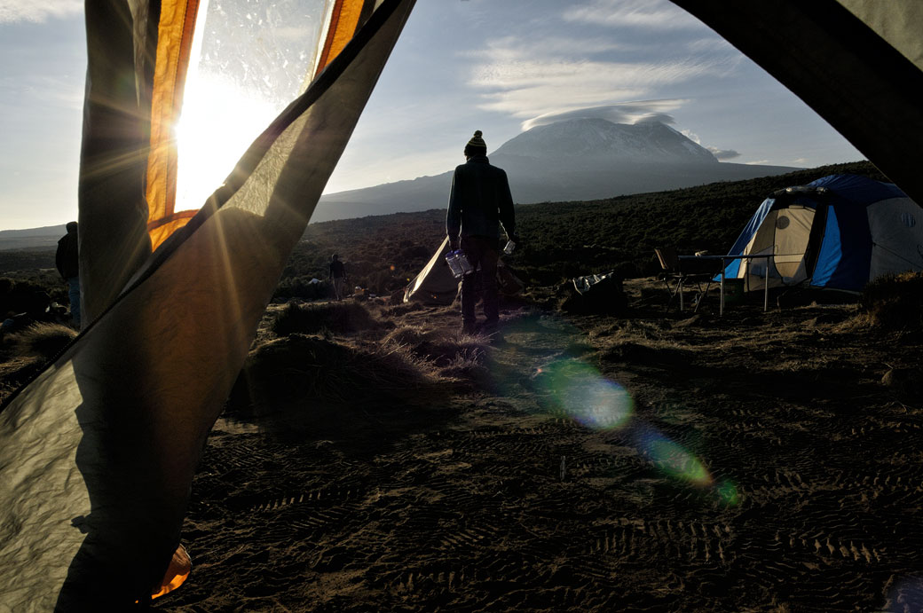 Soleil matinal et le sommet Kibo au camp Shira 1, Tanzanie