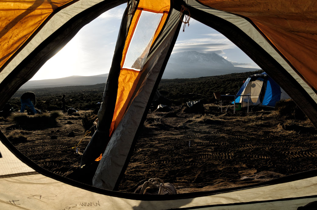 Réveil dans ma tente au camp Shira 1 sur le Kilimandjaro, Tanzanie
