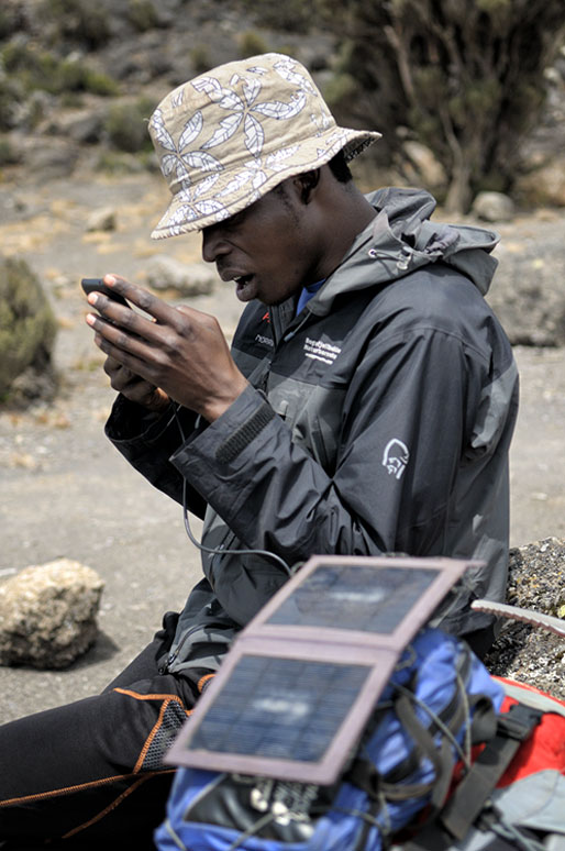 Dismas Agger avec son téléphone, Tanzanie