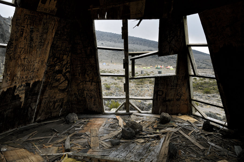 À l'intérieur de la vieille cabane de Moir Hut, Tanzanie