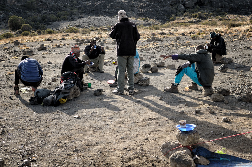 Porteurs qui mangent et discutent à Moir Hut Camp, Tanzanie