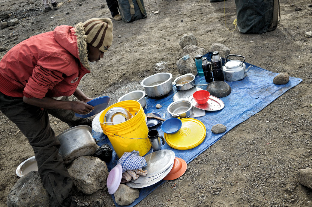 L'heure de la vaisselle à Moir Hut Camp, Tanzanie