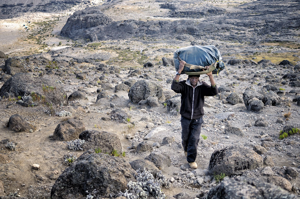 Porteur du Kilimandjaro au-dessus de Moir Hut, Tanzanie