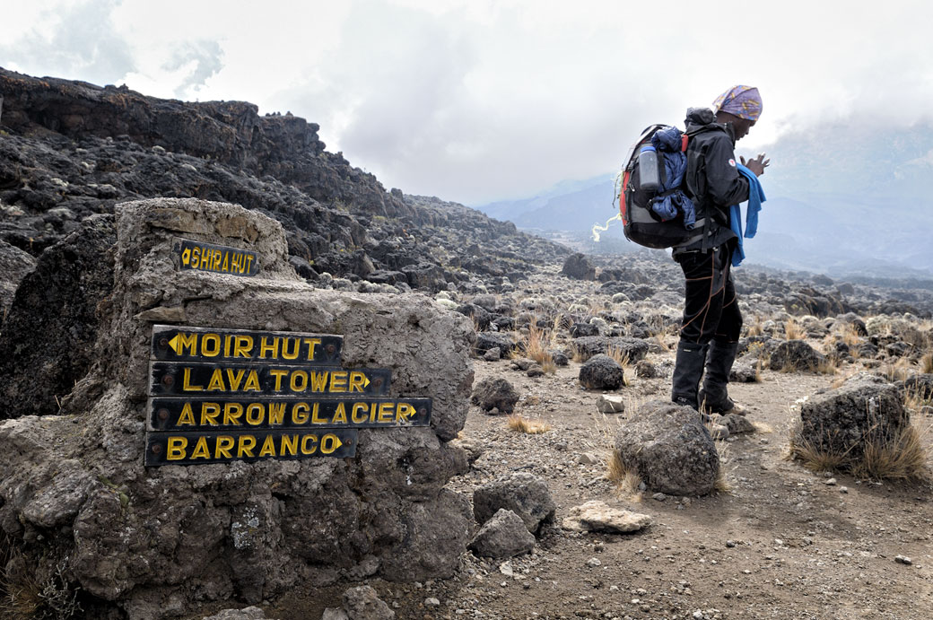 Mon guide Dismas Agger près d'une intersection, Tanzanie