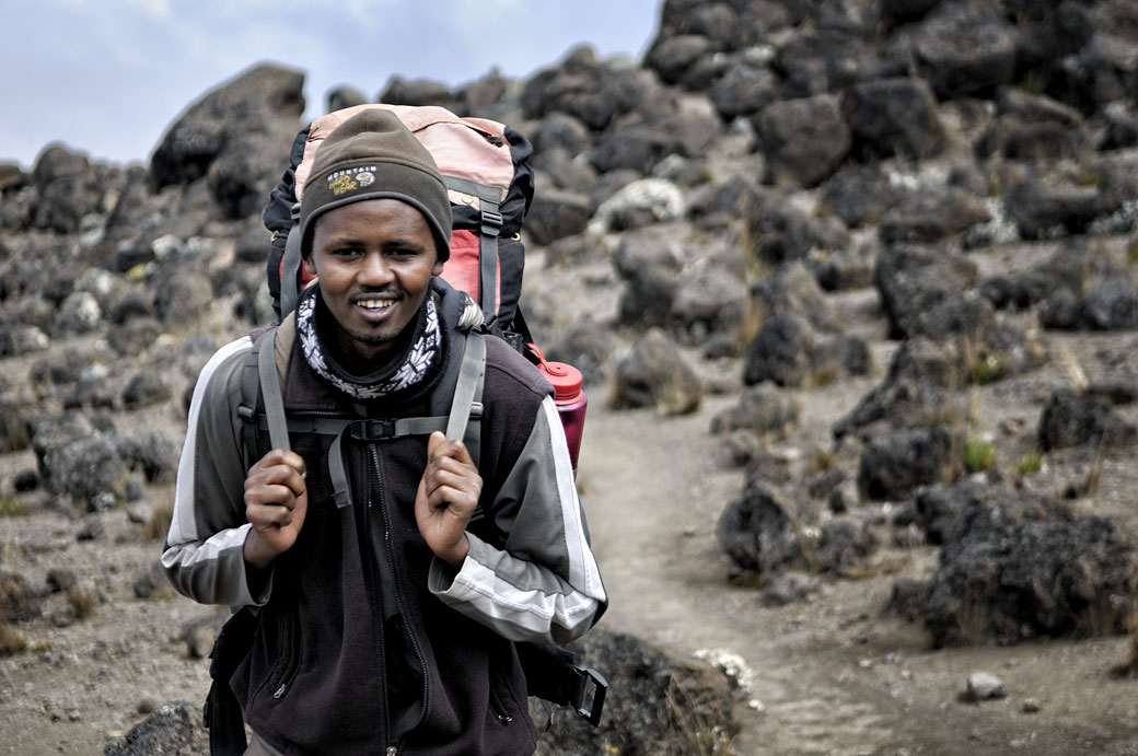 John, chef de cuisine en route pour Lava Tower Camp, Tanzanie