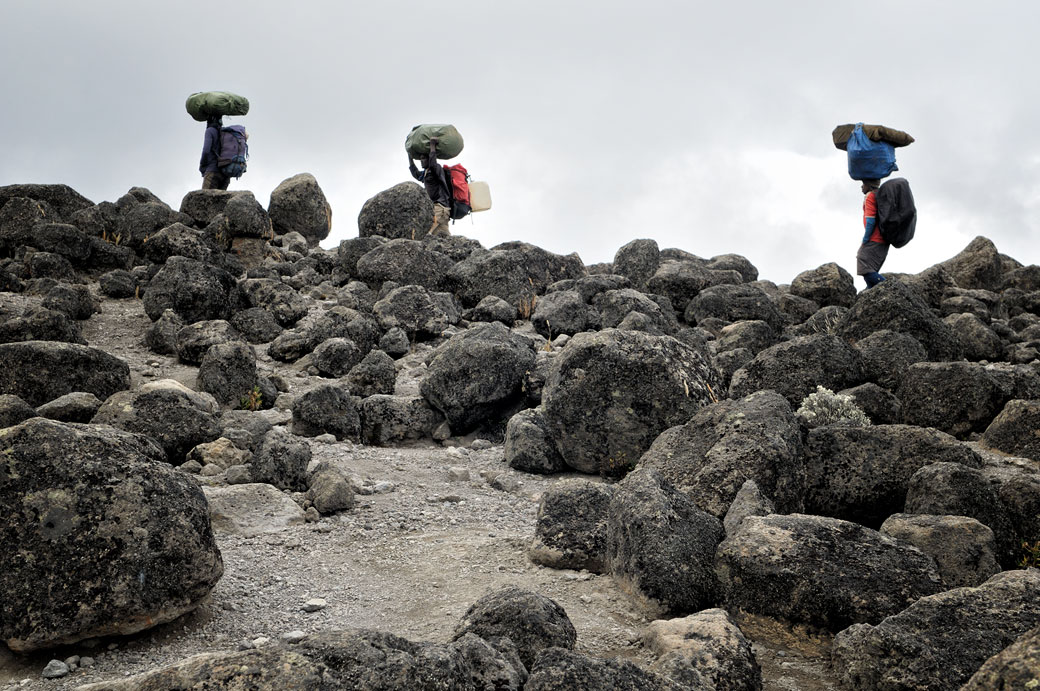 Trois porteurs du Kilimandjaro et pierres volcaniques, Tanzanie