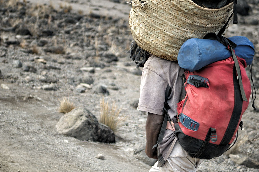 Porteur du Kilimandjaro et sa lourde charge, Tanzanie