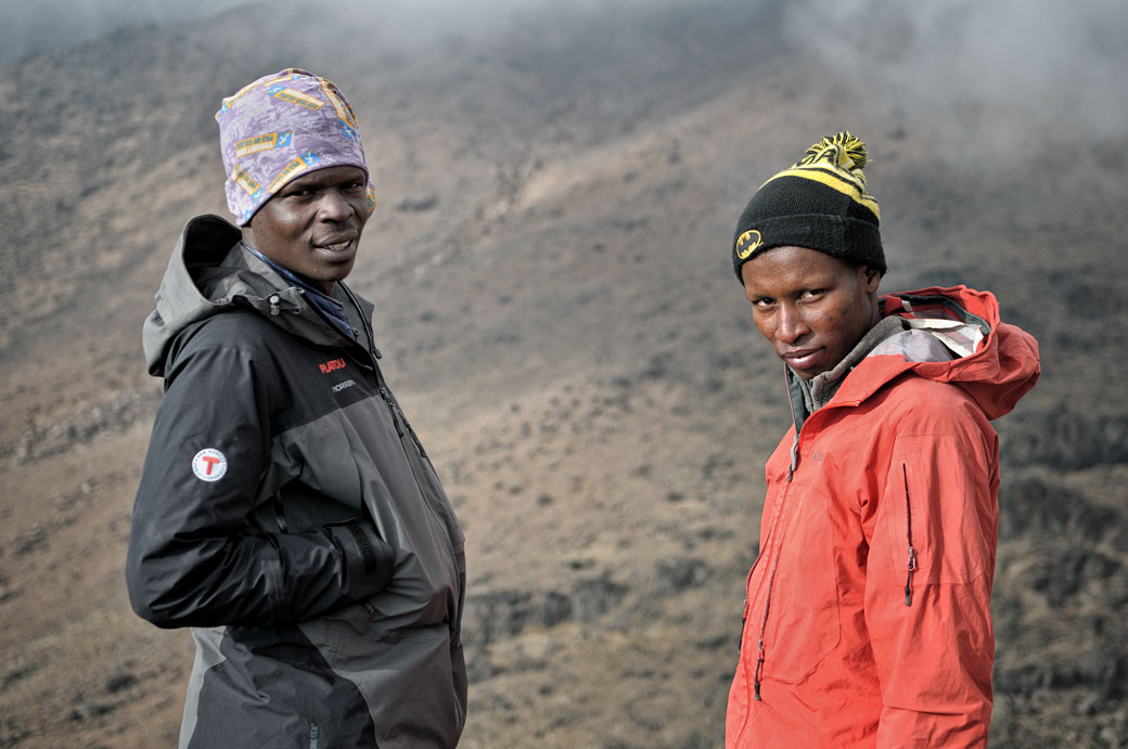 Dismas Agger et Godfrey à Lava Tower, Tanzanie