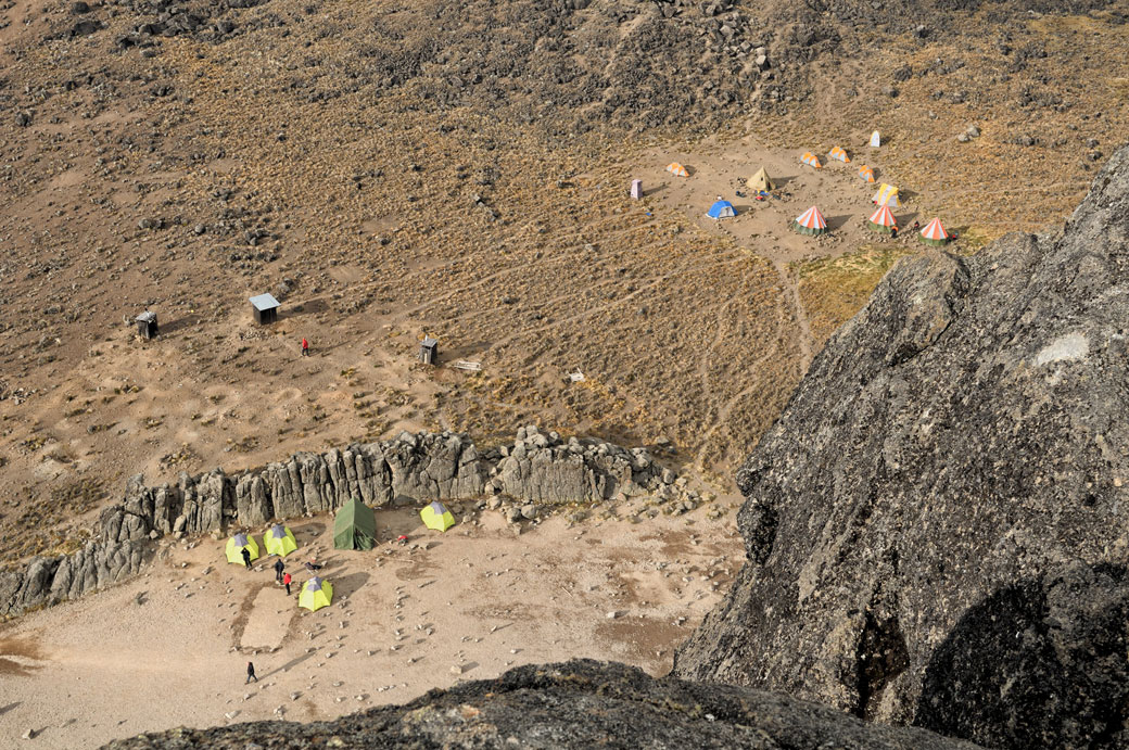 Vue du campement depuis le sommet de Lava Tower, Tanzanie