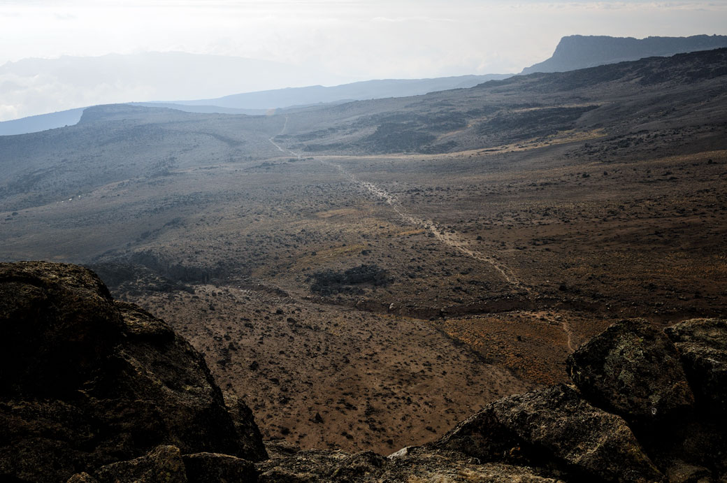 Vue d'un sentier depuis le sommet de Lava Tower, Tanzanie