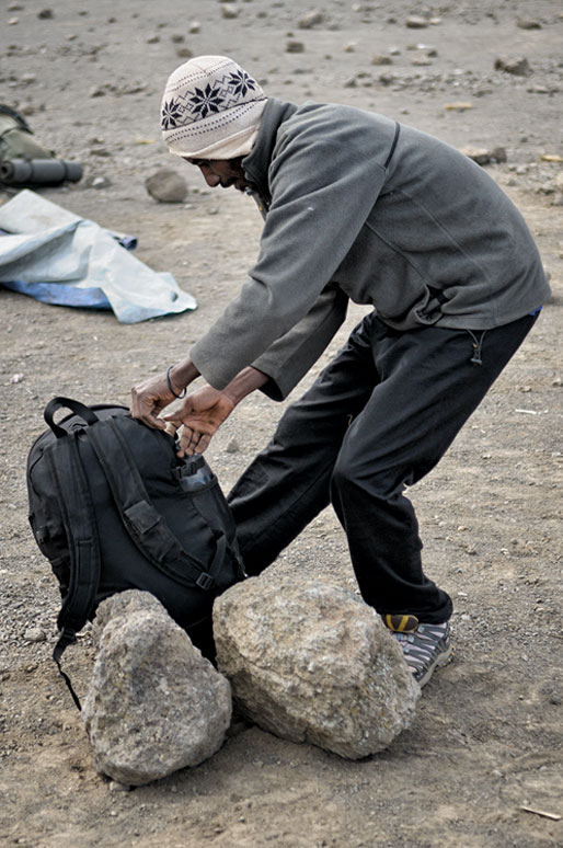 Porteur qui prépare ses affaires à Moir Hut Camp, Tanzanie