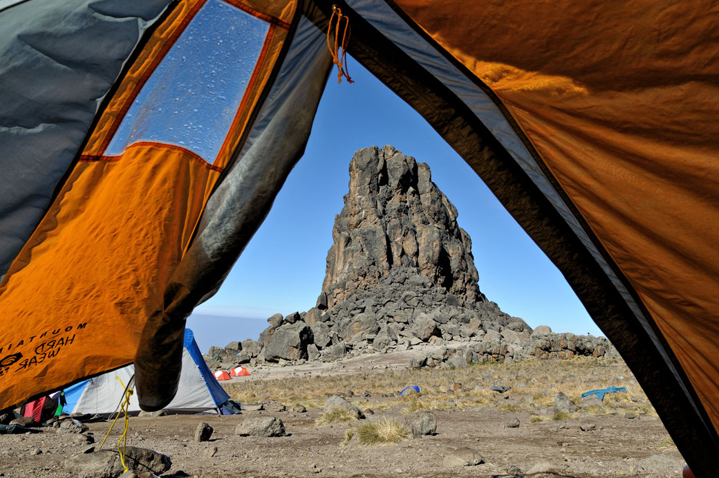 Campement de Lava Tower au petit matin sur le Kilimandjaro, Tanzanie