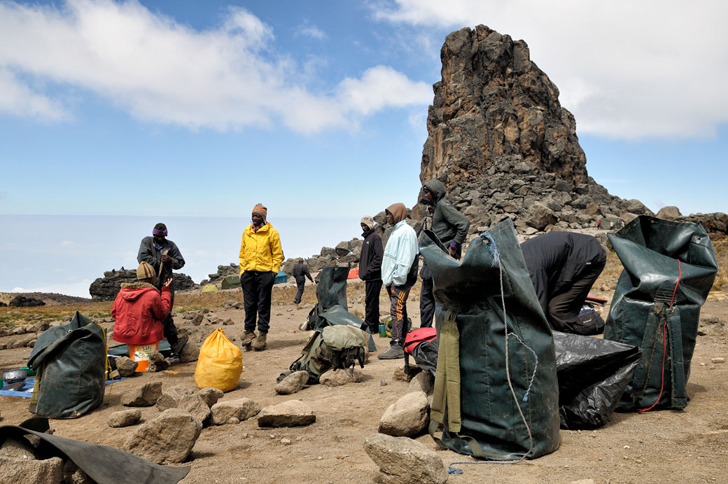 Porteurs et leurs sacs au camp de Lava Tower sur le Kilimandjaro, Tanzanie