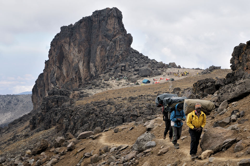 Porteurs du Kilimandjaro qui quittent Lava Tower Camp, Tanzanie