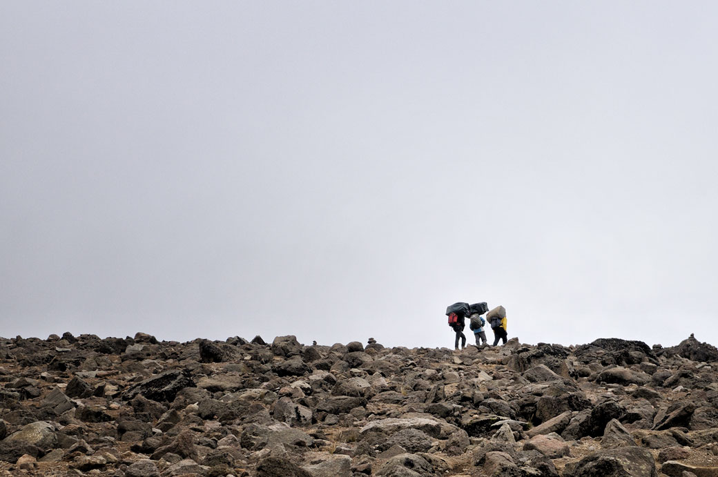 Porteurs du Kilimandjaro en route pour Arrow Glacier, Tanzanie