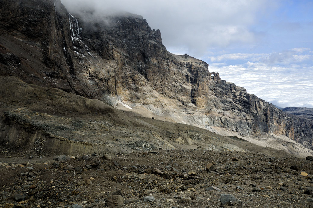 Falaises près de Arrow Glacier Camp sur le Kilimandjaro, Tanzanie