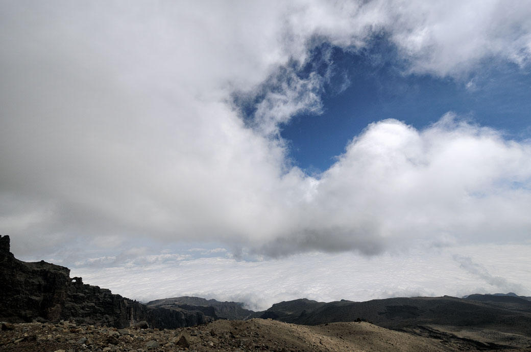 Nuages et ciel bleu près de Arrow Glacier sur le Kilimandjaro, Tanzanie