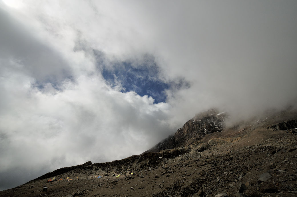 Trou dans les nuages à Arrow Glacier Camp sur le Kilimandjaro, Tanzanie