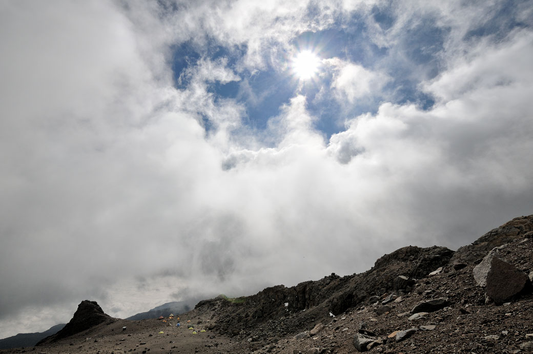 Soleil et nuages au-dessus de Arrow Glacier Camp, Tanzanie