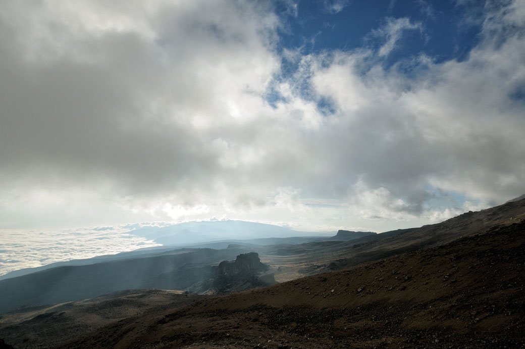 Lava Tower au loin depuis Arrow Glacier sur le Kilimandjaro, Tanzanie