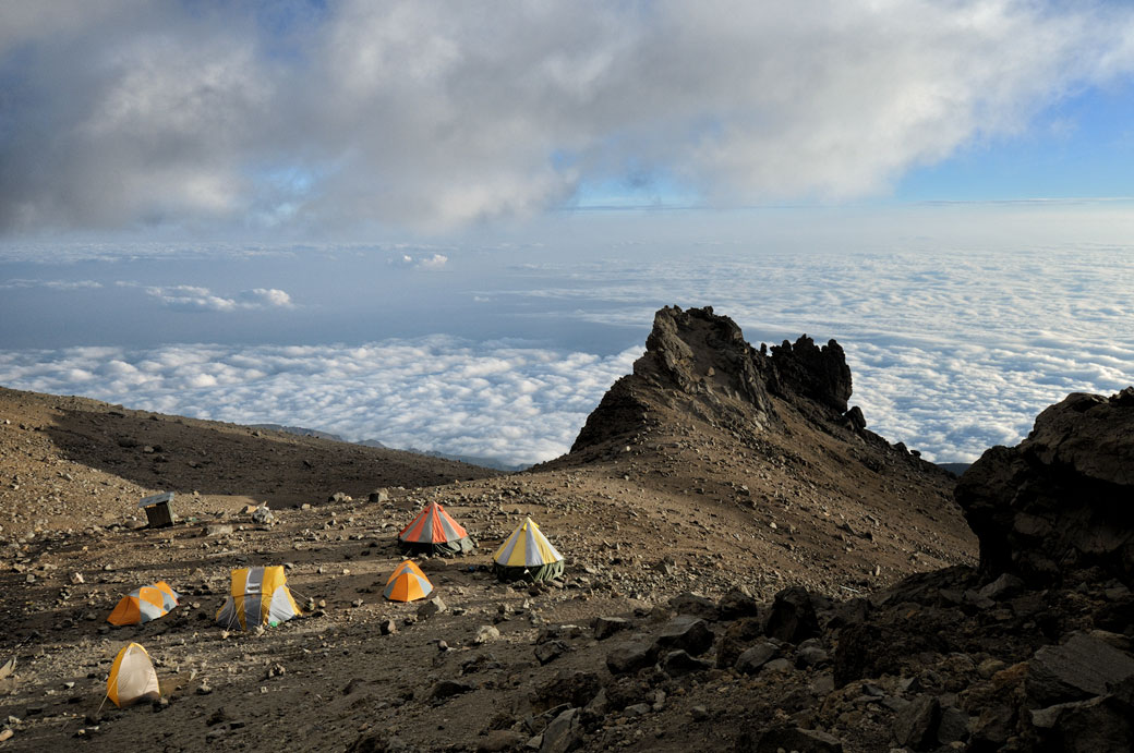 Arrow Glacier Camp au-dessus des nuages sur le Kilimandjaro, Tanzanie