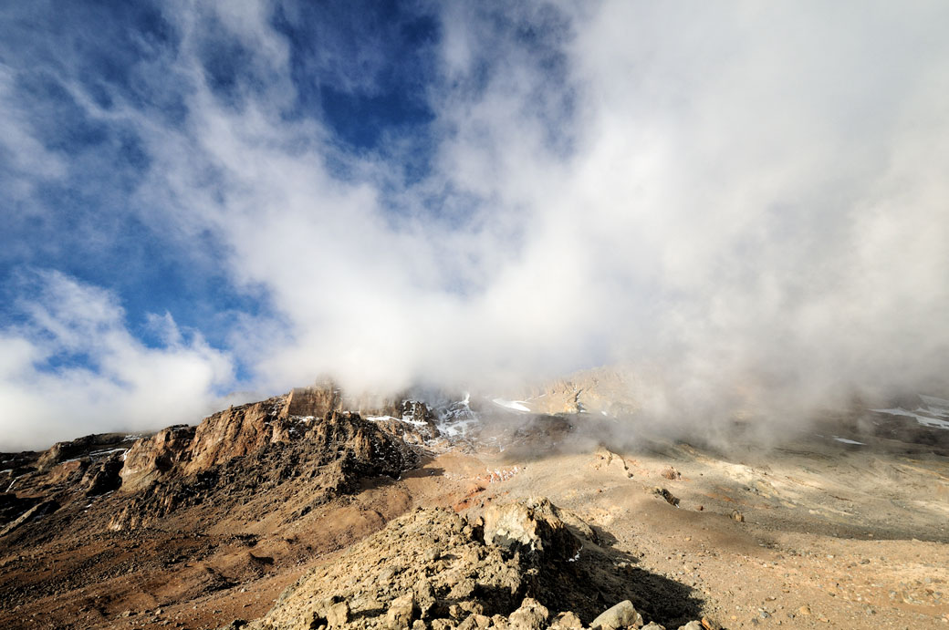 Nuages sur la Western Breach au Kilimandjaro, Tanzanie