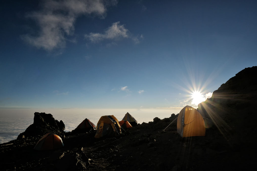 Coucher de soleil à Arrow Glacier Camp sur le Kilimandjaro, Tanzanie