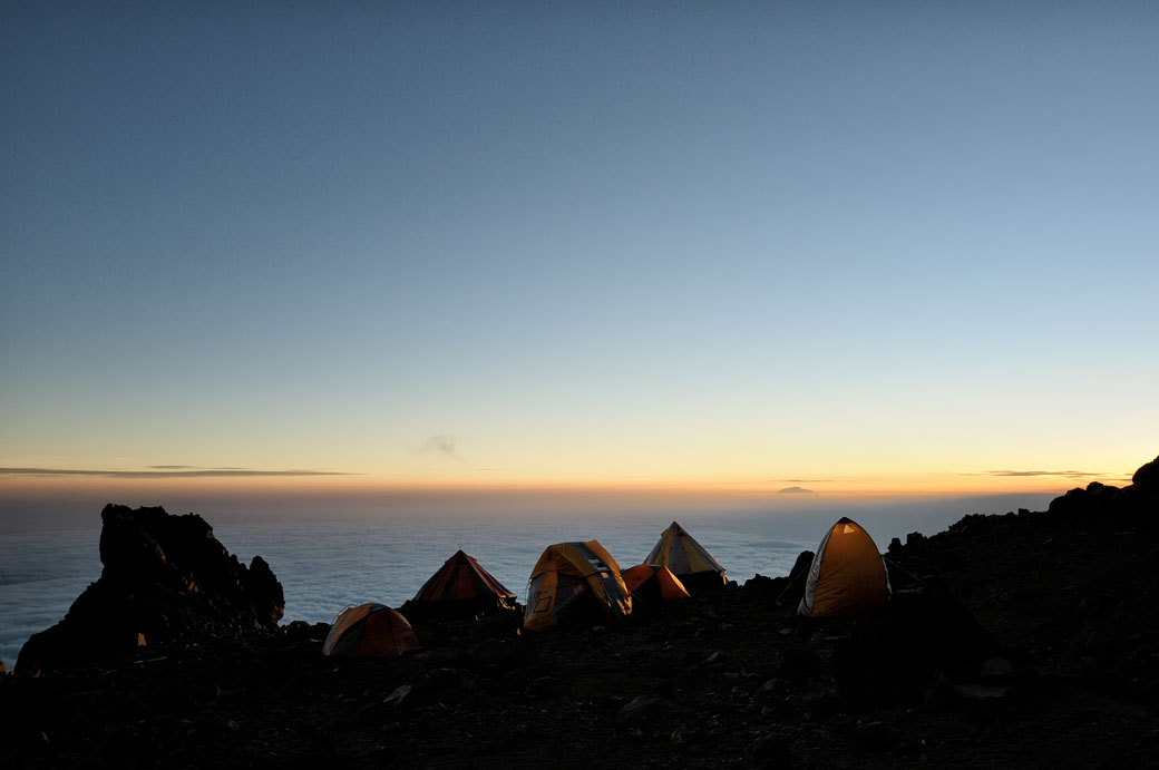 La nuit tombe sur Arrow Glacier Camp sur le Kilimandjaro, Tanzanie