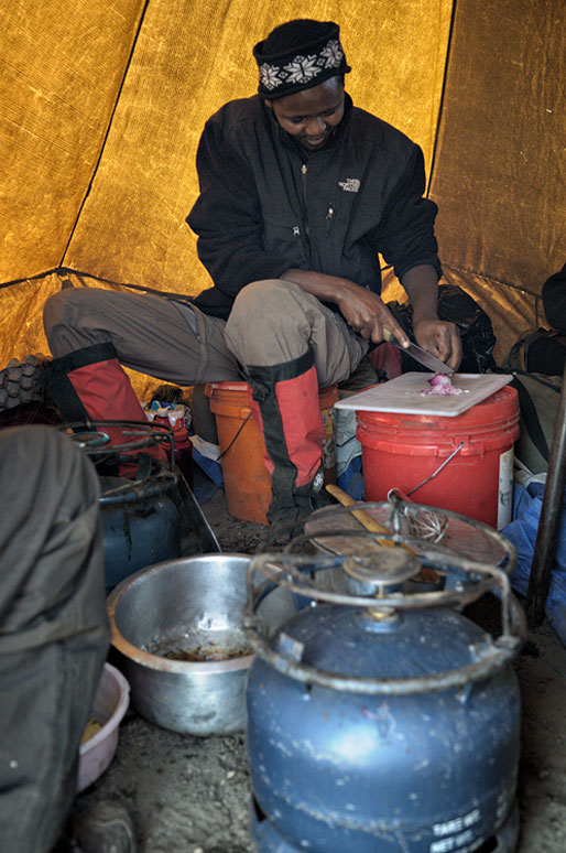 John le cuisinier dans sa tente à Moir Hut camp, Tanzanie