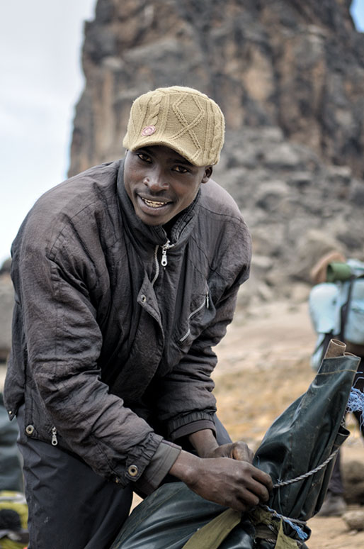 Porteur qui prépare son sac à Lava Tower Camp, Tanzanie