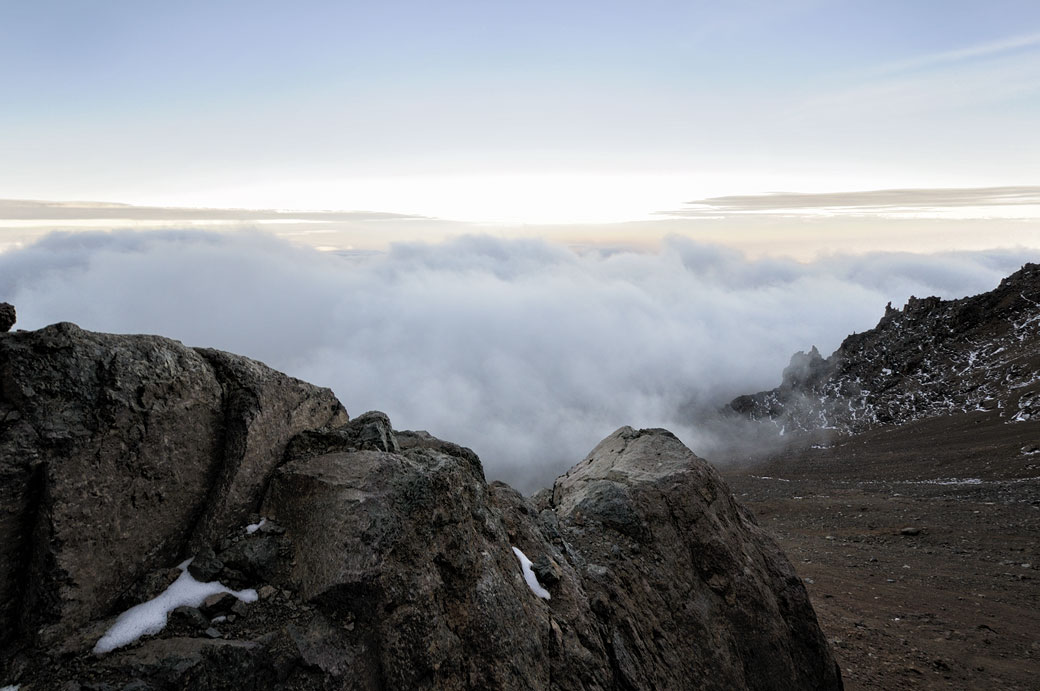 Nuages au bas de la Western Breach sur le Kilimandjaro, Tanzanie