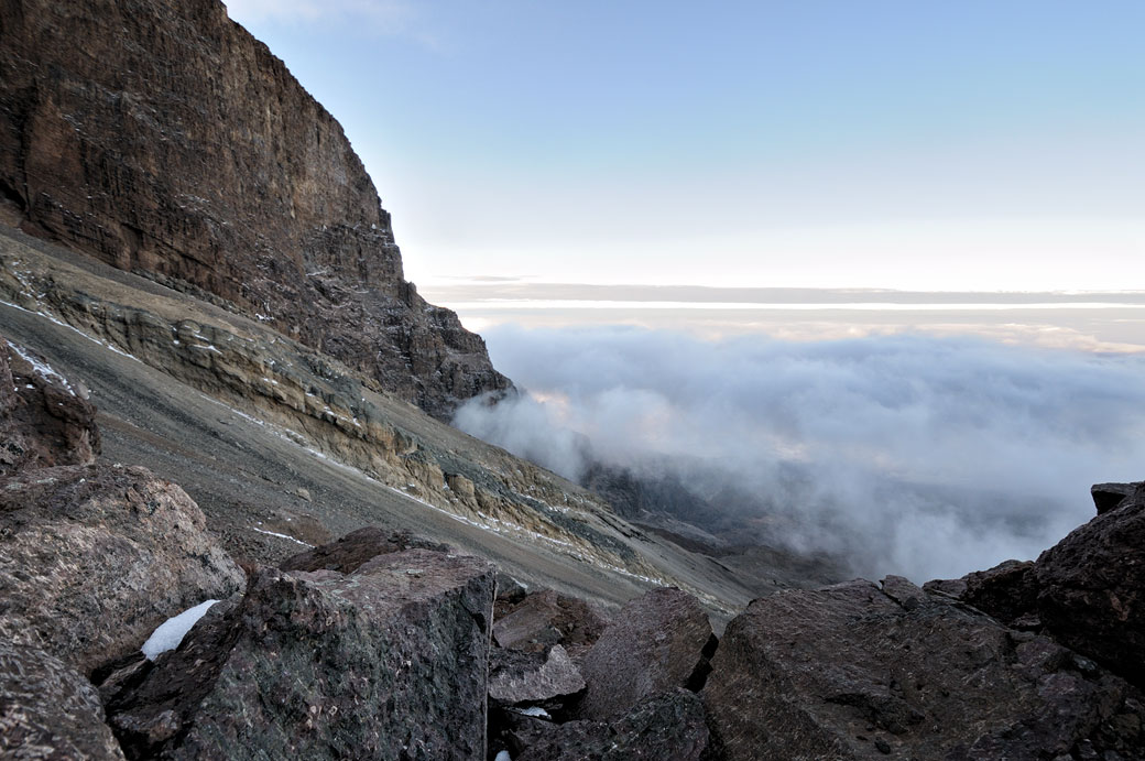 Nuages et rochers en bas de la Western Breach sur le Kilimandjaro